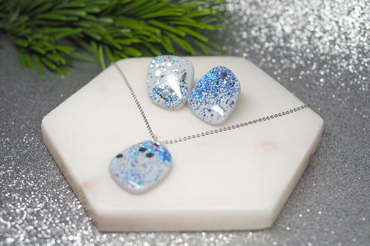 Handgemachtes Schmuckset für den Winter und Weihnachten aus Polymerton, Silber Grau Blau Glitzer, Ohrstecker und Kette mit Anhänger