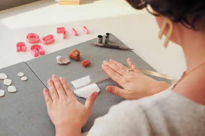 Handgemachte Ohrringe aus Polymerton in Terrakotta mit vergoldeten Ohrhaken, Azteken Inka Schmuck, Kreuz, Verzierung