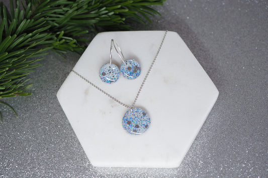 Handgemachtes Schmuckset für den Winter und Weihnachten aus Polymerton, Silber Grau Blau Glitzer, Ohrstecker und Kette mit Anhänger