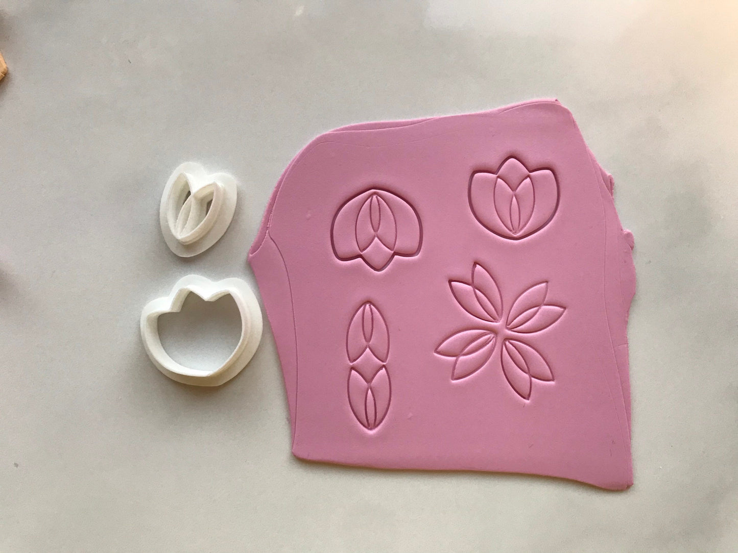 Tulpe Lotus Blume Ausstecher für Modelliermasse, Set mit Cutter und Stempel, Werkzeug für Schmuckherstellung mit Fimo und Co.