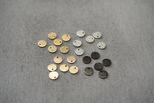 10 Stk. 8mm Plättchen Anhänger aus Edelstahl, strukturierte Glitzer Metallanhänger, Gold Silber Roségold Schwarz, Schmuckzubehör