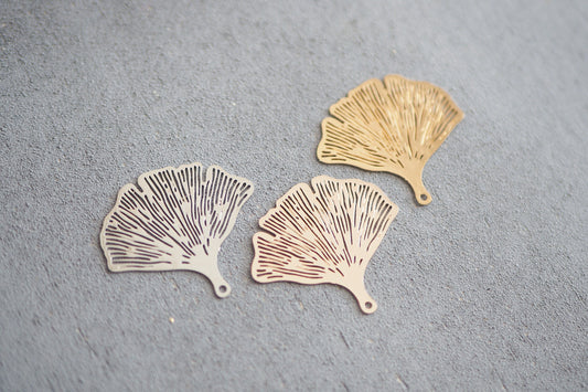 10 Ginkgo Blatt Anhänger aus Messing, 30mm in Gold, Silber oder Roségold, Ginko Baum Pflanze, Charm Schmuckzubehör