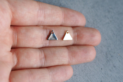 20 mini Dreieck Anhänger aus Messing, 7x8mm, 18 Karat vergoldet oder echt platiniert, geometrisch minimalistisch dreieckig, Schmuckzubehör