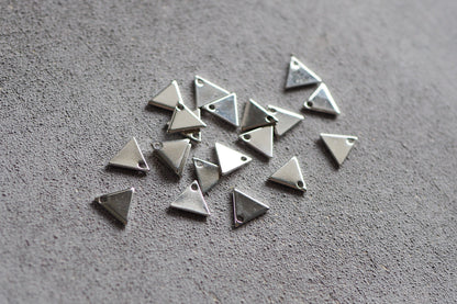 20 mini Dreieck Anhänger aus Messing, 7x8mm, 18 Karat vergoldet oder echt platiniert, geometrisch minimalistisch dreieckig, Schmuckzubehör