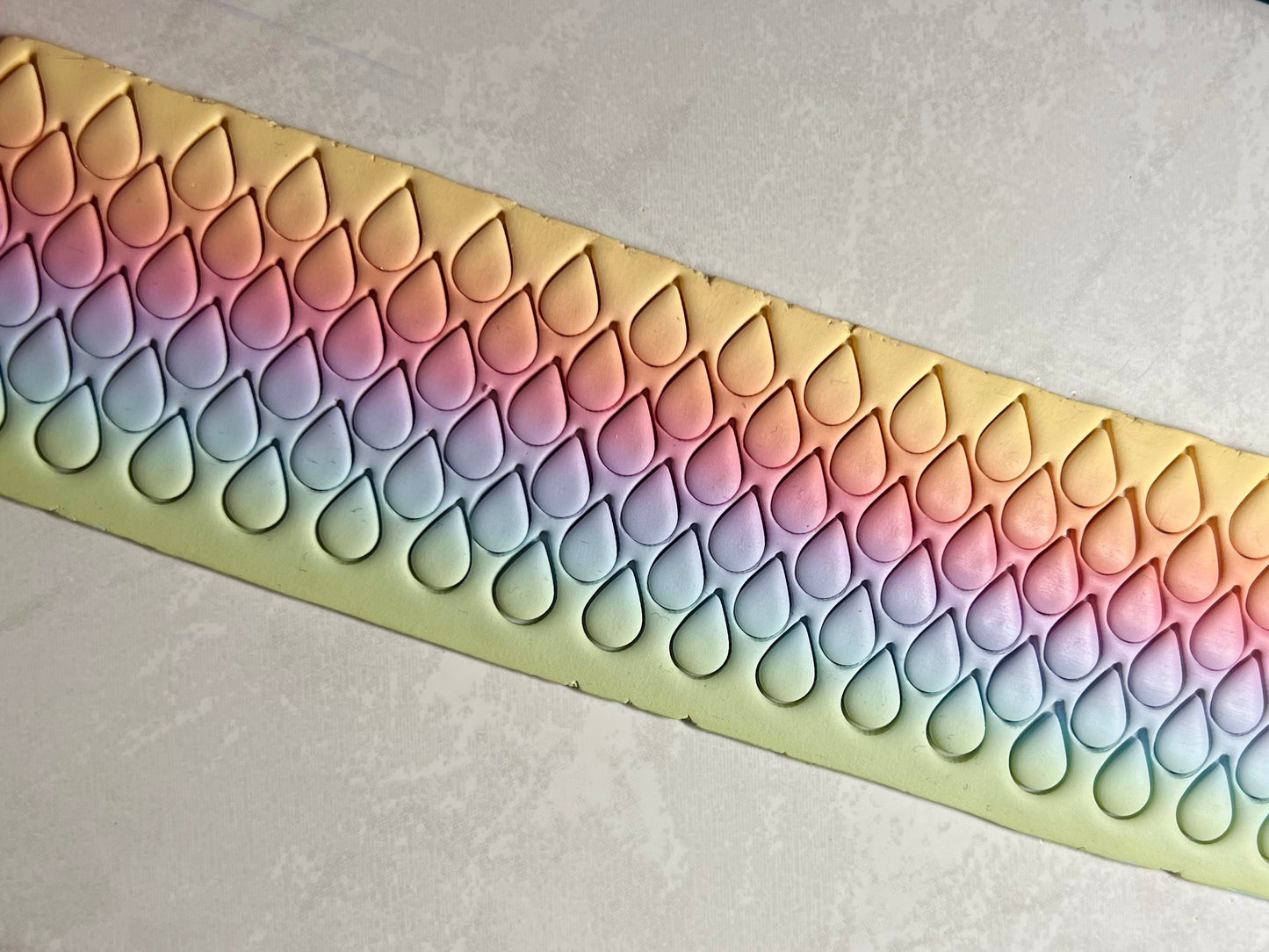 Regenbogen Ohrringe aus Polymer Ton, handgemachte Regentropfen mit Pastell Farbverlauf, echt vergoldet, LGBTQIA Pride Accessoires aus Fimo