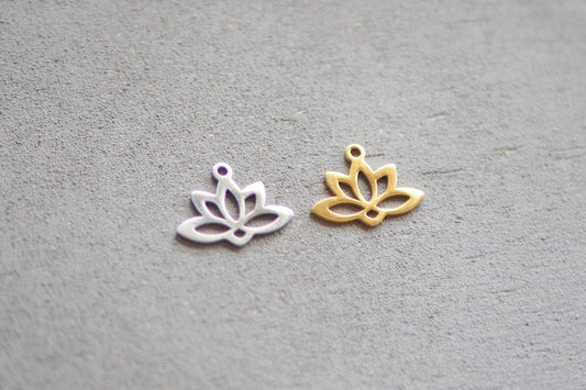 10 Lotus Anhänger aus Edelstahl, 18mm x 14mm in Gold oder Silber, 18 Karat echt vergoldet, Blüte Blume Pflanze Blatt Blätter, Schmuckzubehör