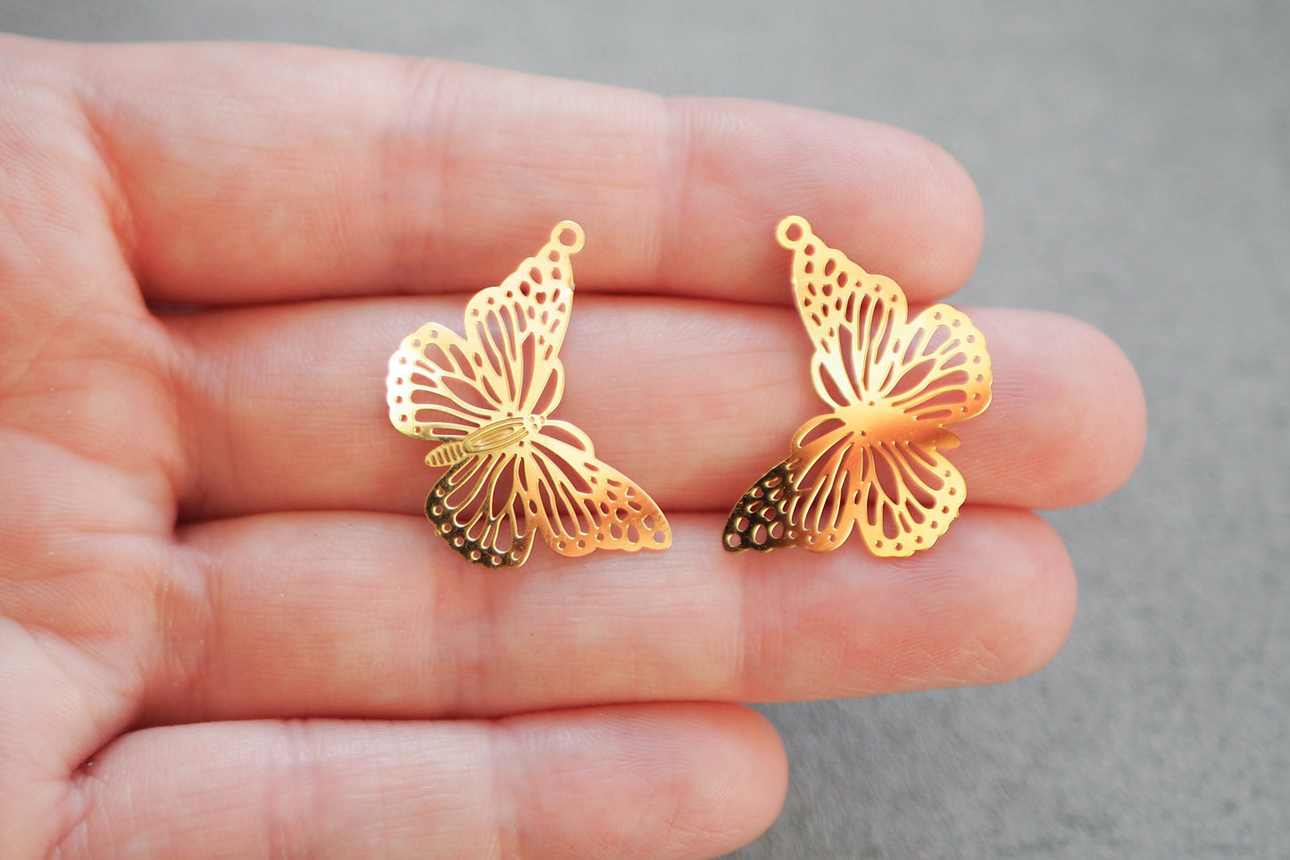 10x filigrane Schmetterling Anhänger aus Edelstahl, 26 x 19mm, 18 Karat echt vergoldet, Frühling Frühlingsboten Sommer, Gold Schmuckzubehör