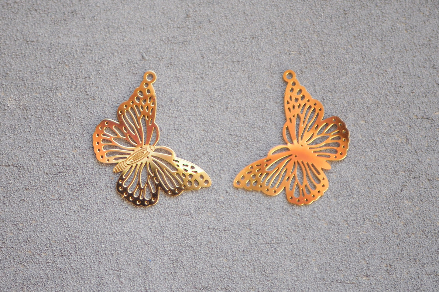 10x filigrane Schmetterling Anhänger aus Edelstahl, 26 x 19mm, 18 Karat echt vergoldet, Frühling Frühlingsboten Sommer, Gold Schmuckzubehör