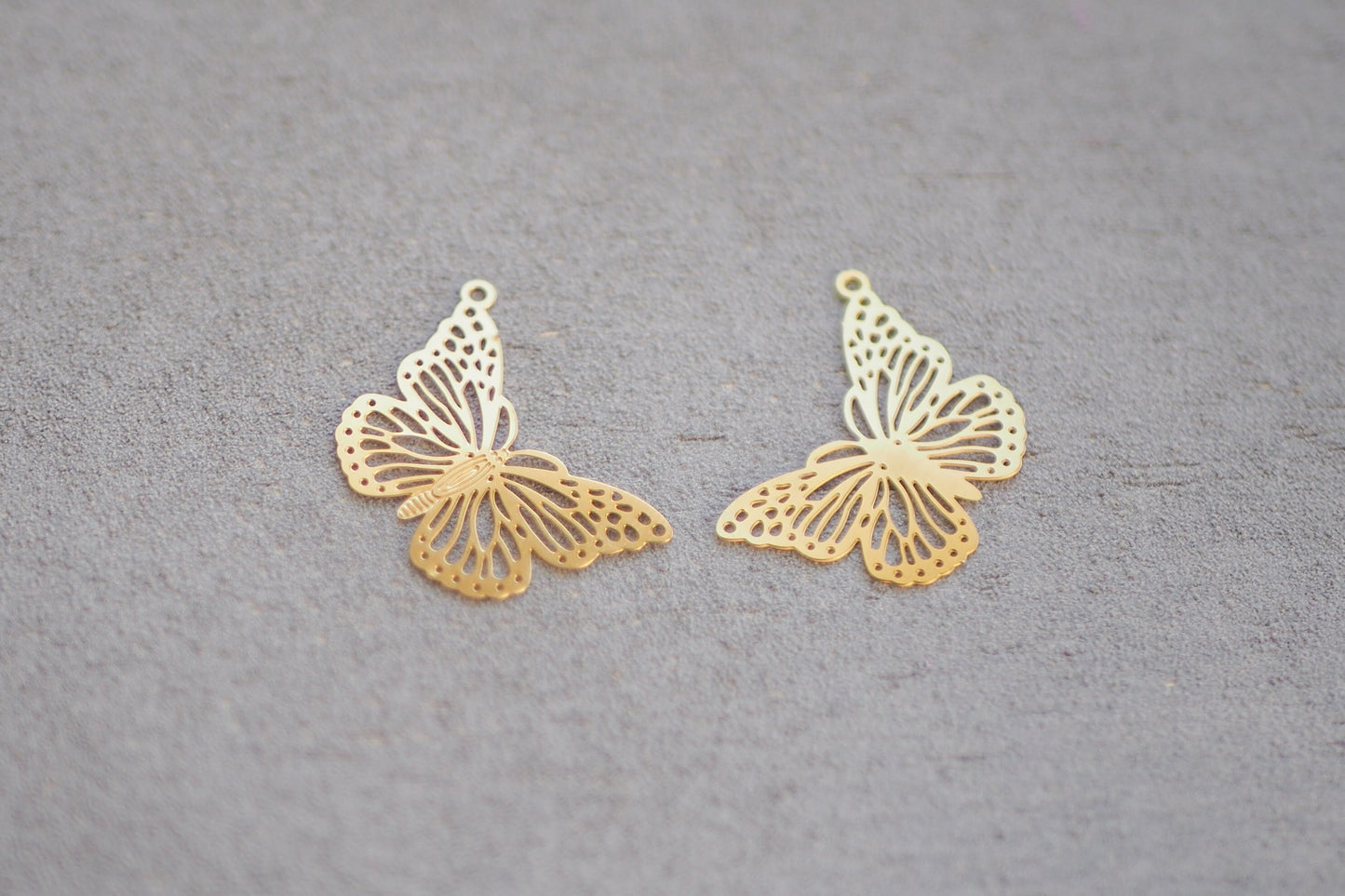 10x filigrane Schmetterling Anhänger aus Edelstahl, 26 x 19mm, 18 Karat echt vergoldet, Frühling Frühlingsboten Sommer, Gold Schmuckzubehör