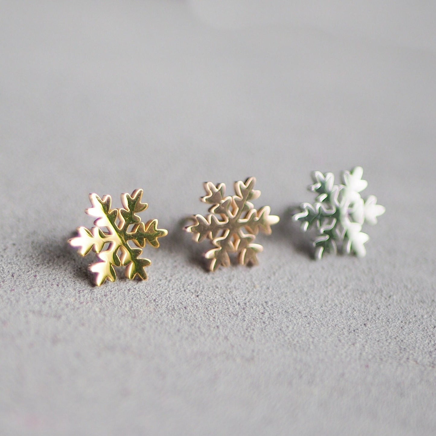 3 Paar Schneeflocken Ohrstecker aus Edelstahl hypoallergen 12mm, Gold Silber Roségold, Schnee Winter Eisblume Weihnachten, Schmuckzubehör