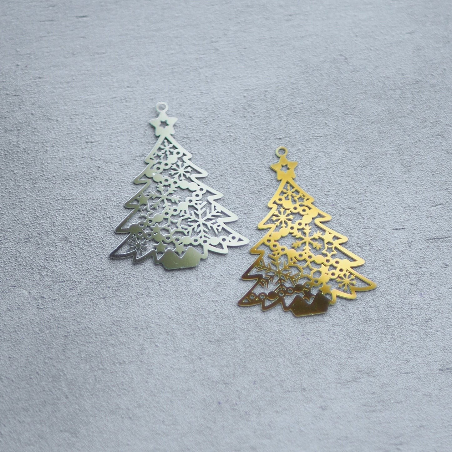 10x Tannenbaum Anhänger aus Edelstahl, 55mm in Gold oder Silber, Schneeflocken Winter Weihnachten, Schmuckzubehör, 18 Karat echt vergoldet