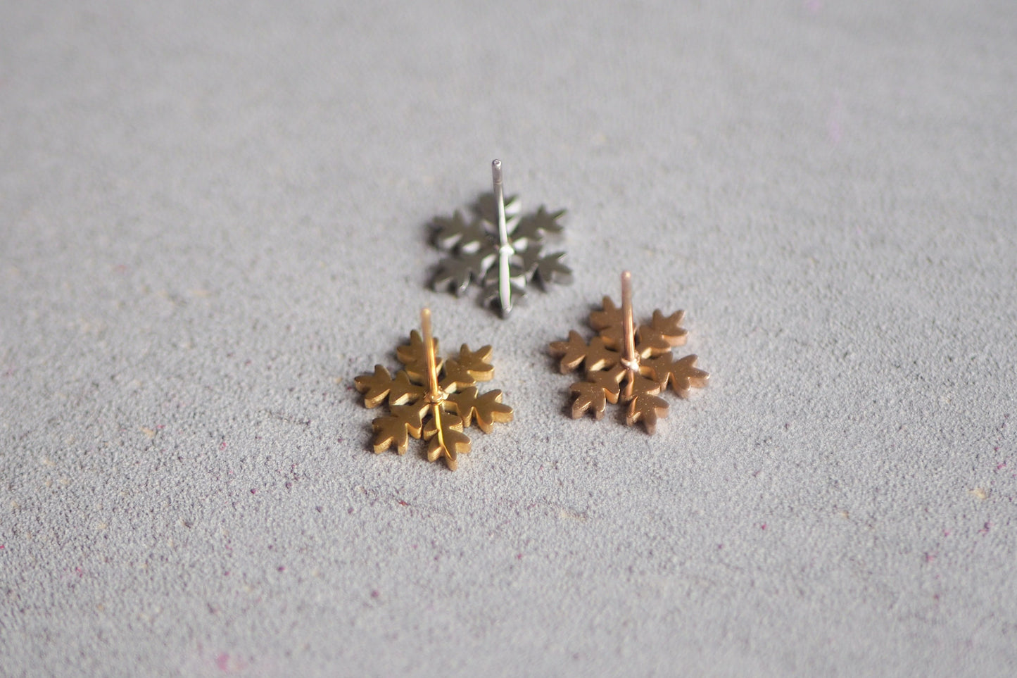 3 Paar Schneeflocken Ohrstecker aus Edelstahl hypoallergen 12mm, Gold Silber Roségold, Schnee Winter Eisblume Weihnachten, Schmuckzubehör