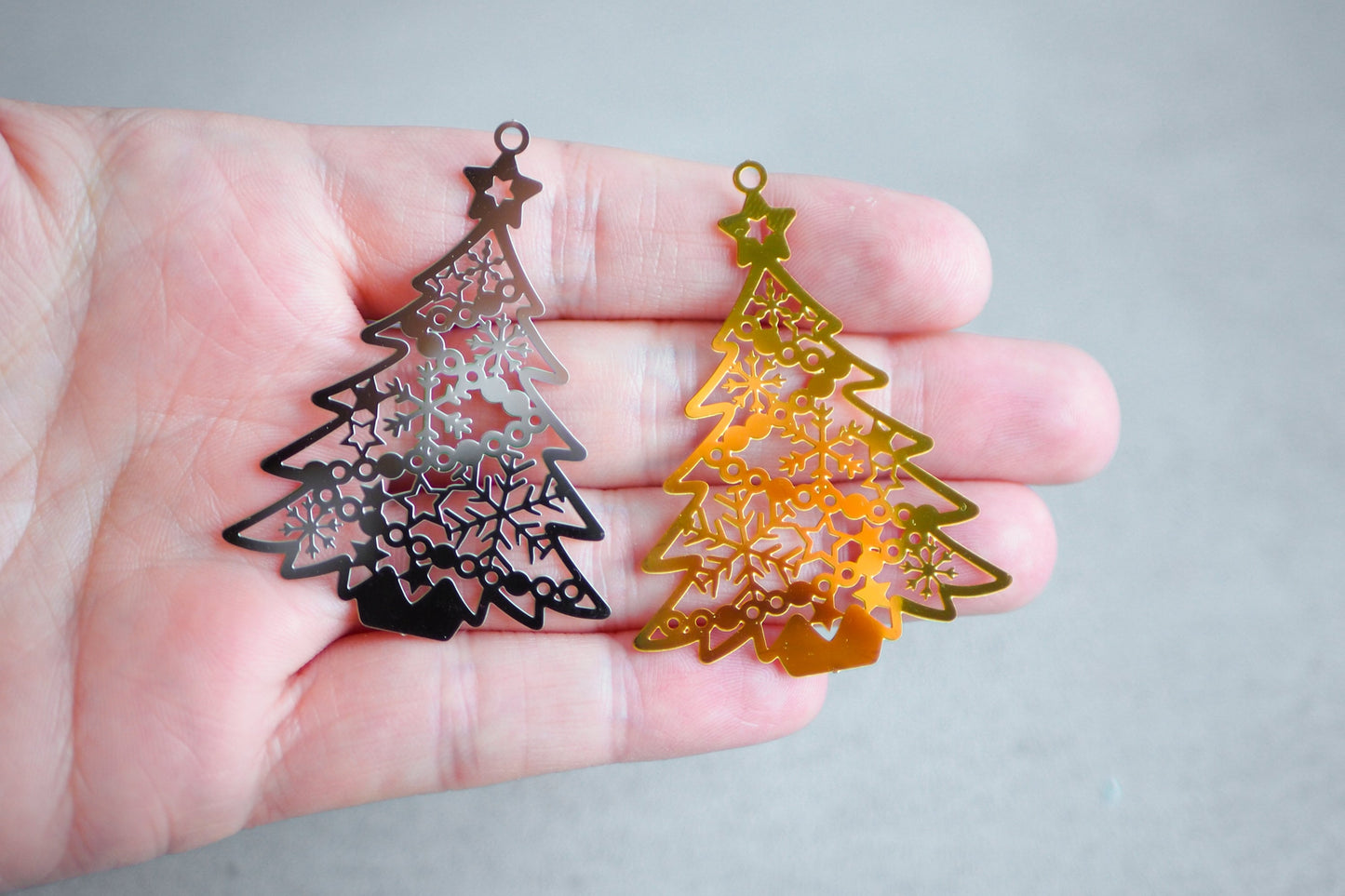 10x Tannenbaum Anhänger aus Edelstahl, 55mm in Gold oder Silber, Schneeflocken Winter Weihnachten, Schmuckzubehör, 18 Karat echt vergoldet