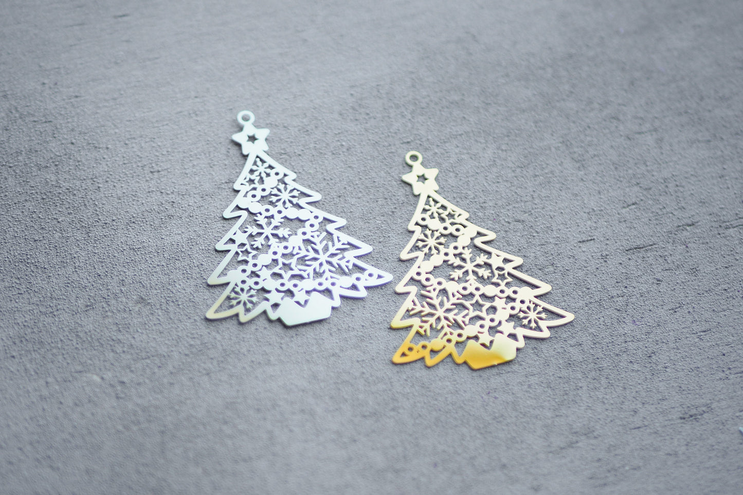 10x Tannenbaum Anhänger aus Edelstahl, 55mm in Gold oder Silber, Schneeflocken Winter Weihnachten, Schmuckzubehör, 18 Karat echt vergoldet