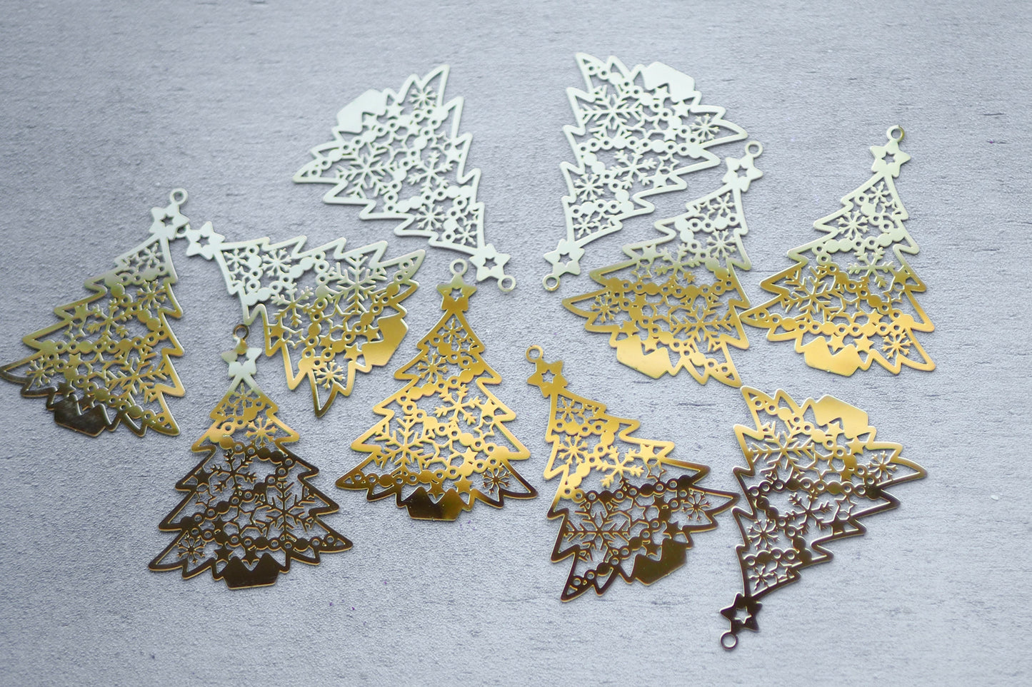 10x Tannenbaum Anhänger aus Edelstahl, 55mm in Gold oder Silber, Schneeflocken Winter Weihnachten, Schmuckzubehör, 18 Karat echt vergoldet