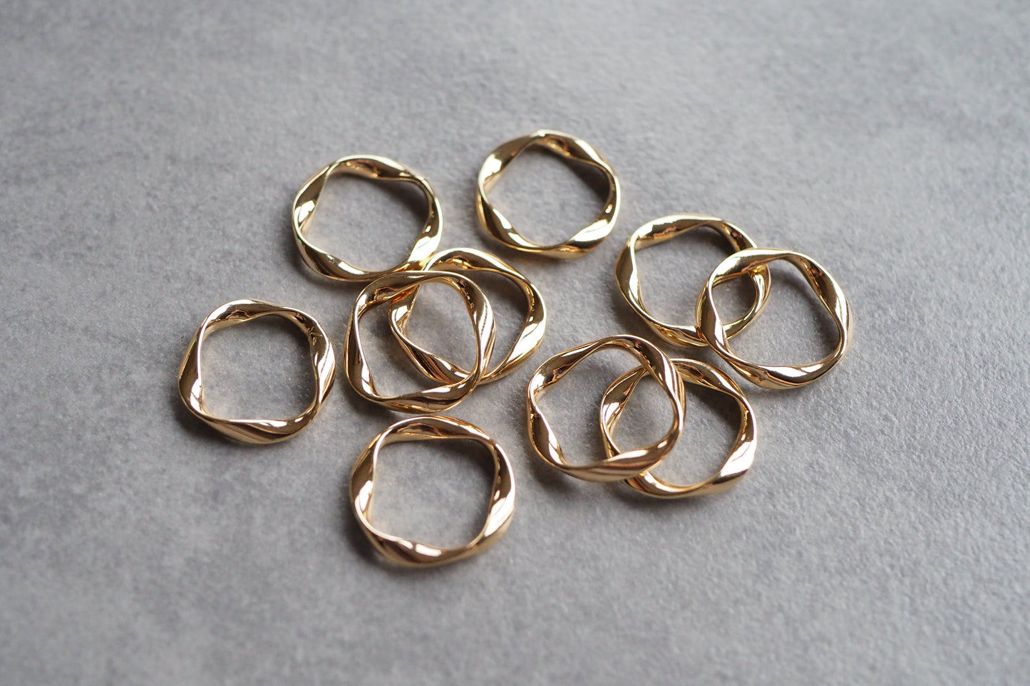 10 gedrehte Ringe 16mm / 20mm / 33mm groß, 3mm breit, 18 Karat echt vergoldet, ringförmige Verbinder / Anhänger aus Messing, Schmuckzubehör