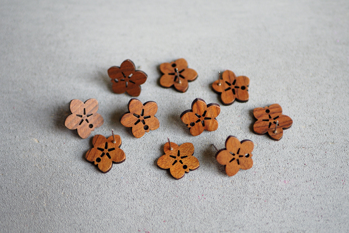 10x Holz Blumen Ohrstecker, 18mm, Blüten Blume Kirschblüte, Schmuckzubehör für DIY Schmuck, Walnuss Holz Ohrringe Ohrschmuck