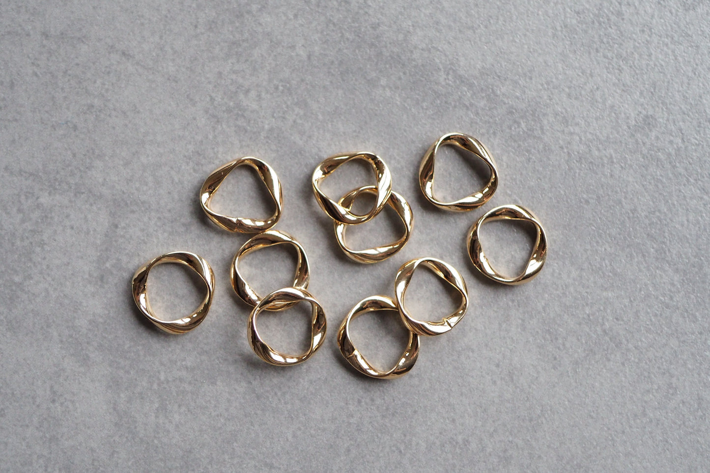 10 gedrehte Ringe 16mm / 20mm / 33mm groß, 3mm breit, 18 Karat echt vergoldet, ringförmige Verbinder / Anhänger aus Messing, Schmuckzubehör