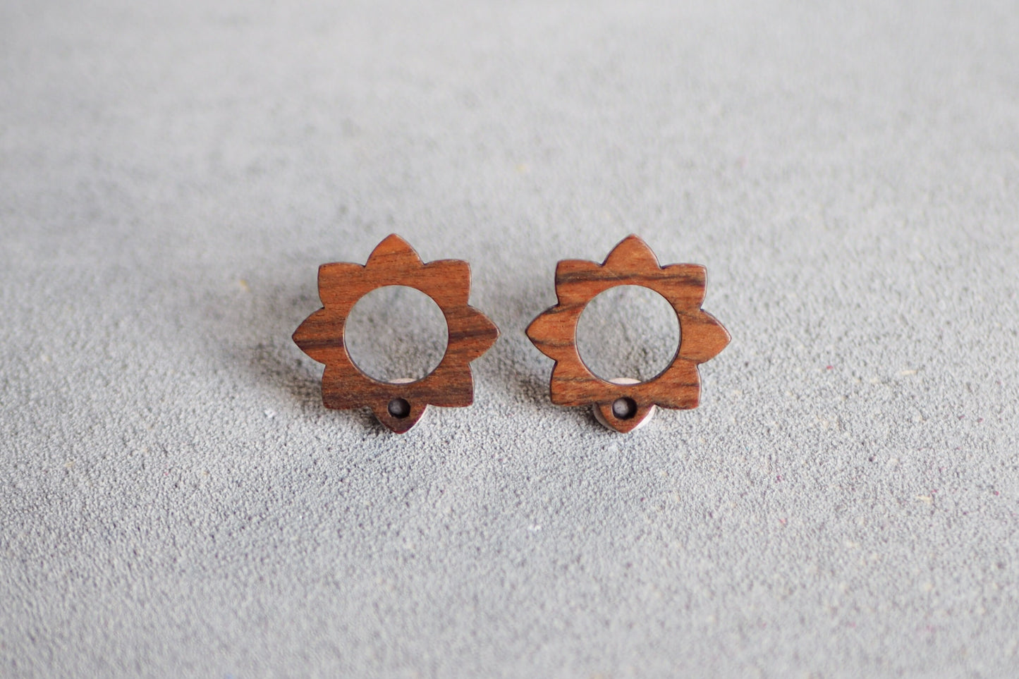 10x Holz Ohrstecker Sonnenblume, 17mm, Blume Blüte Ring Donut, Schmuckzubehör für DIY Schmuck, Walnuss Holz Ohrringe Ohrschmuck