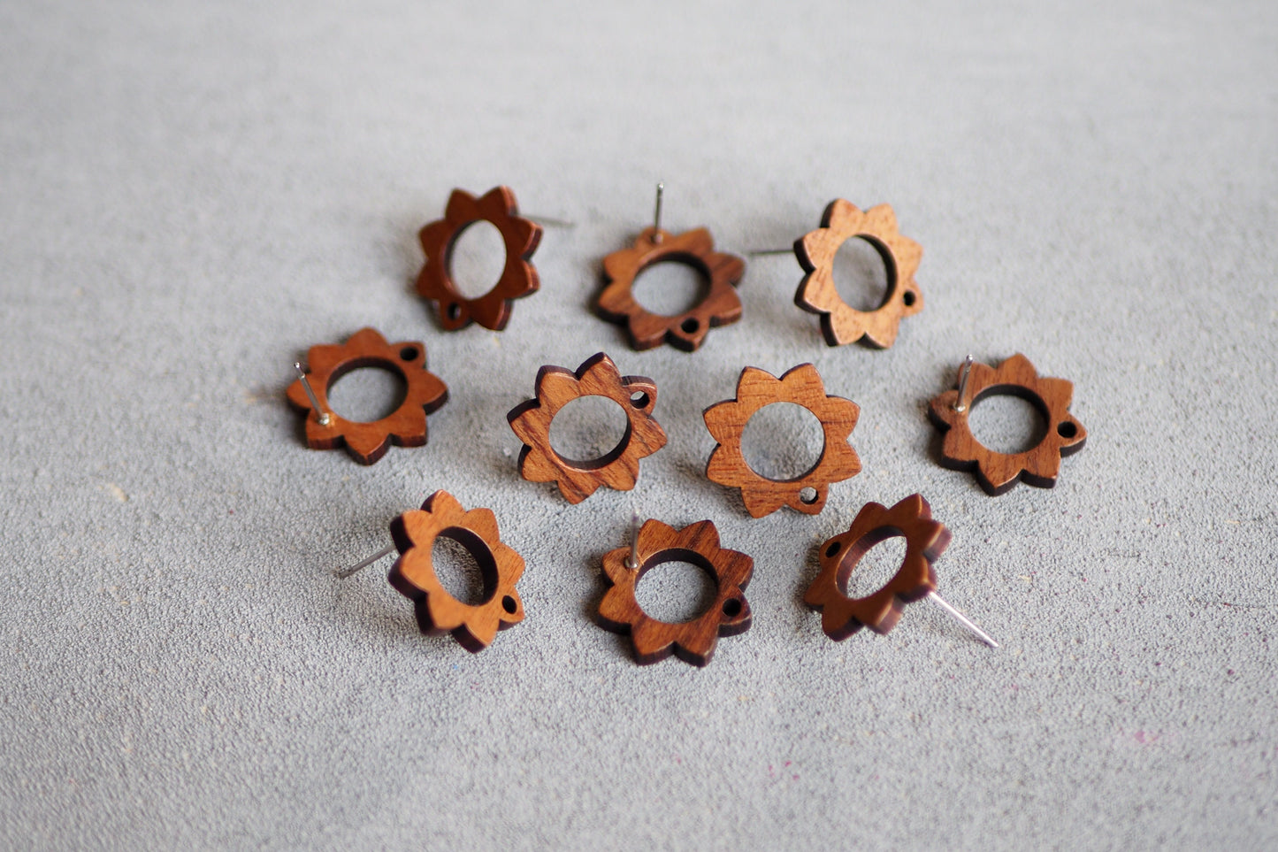 10x Holz Ohrstecker Sonnenblume, 17mm, Blume Blüte Ring Donut, Schmuckzubehör für DIY Schmuck, Walnuss Holz Ohrringe Ohrschmuck