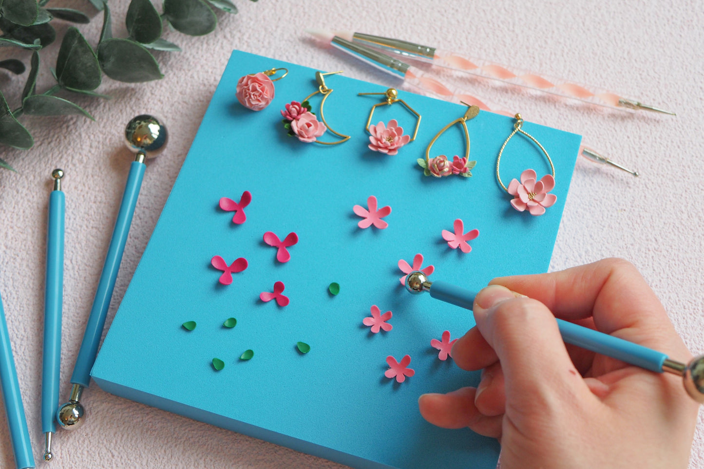 DIY Set "Blütenzauber": Werkzeuge & Material für vielseitige Miniatur Blumen aus Polymerton, Schmuck aus FIMO, Blüten Blätter formen