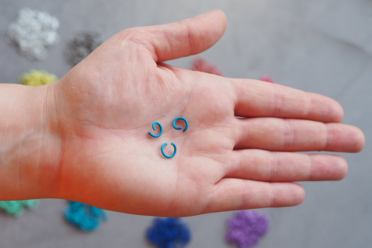 50 Stk. bunte Biegeringe in verschiedenen Farben, Schmuckzubehör Verbindungsringe Jump Rings für bunten, fröhlichen Schmuck, Farbrezept FIMO