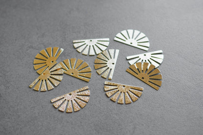 10 Sonnen Anhänger aus gebürstetem Messing echt vergoldet o. platiniert, 35x20mm, Gold Silber, Strahlen Fächer Falten Linien, Schmuckzubehör